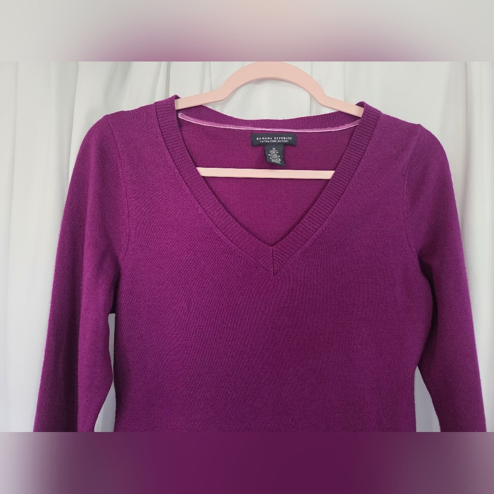 Banana Republic Purple V-Neck 80% Extra Fine Merino Wool Sweater Size M - Picture 3 of 5